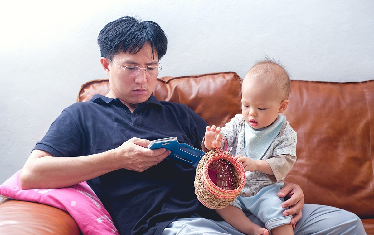 «Μπαμπά, δίνω όλα μου τα παιχνίδια αν αφήσεις στην άκρη το κινητό σου»