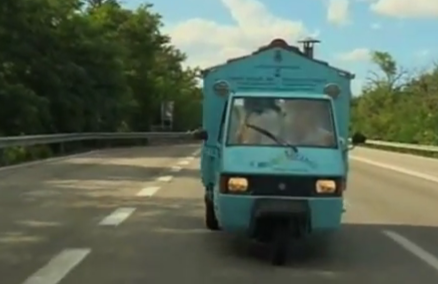 Ο δάσκαλος που γυρνά την Ιταλία με την κινητή βιβλιοθήκη του