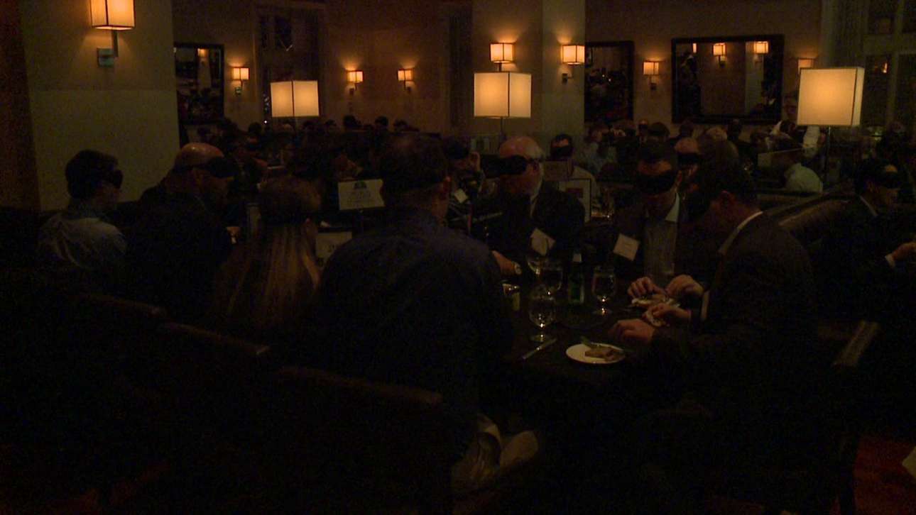 «Δείπνο στα τυφλά» για να… ανοίξουν τα μάτια των ισχυρών του Νταβός