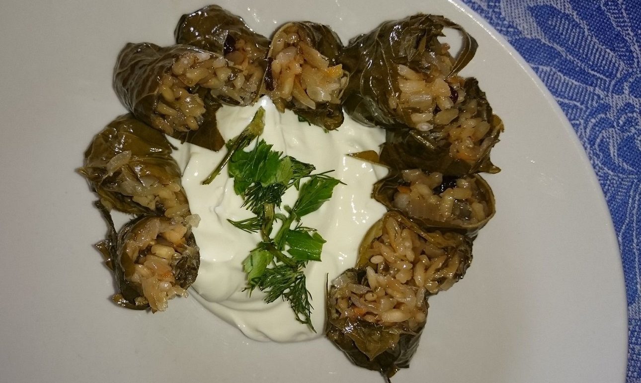 Γλυκόξινα ντολμαδάκια με αμπελόφυλλα