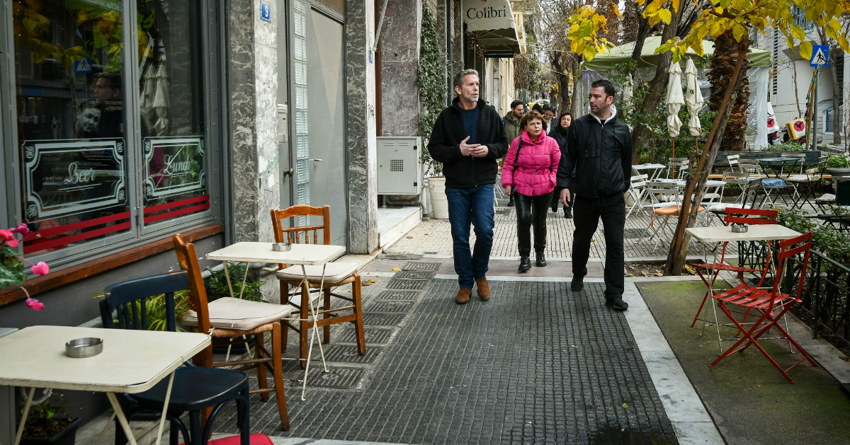 Ο Γερουλάνος θέλει να κόψει -επιτέλους- το κάπνισμα στα καταστήματα της Αθήνας