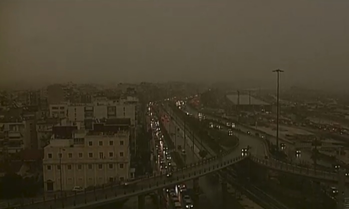Σκοτείνιασε ο ουρανός από την καταιγίδα στην Αθήνα