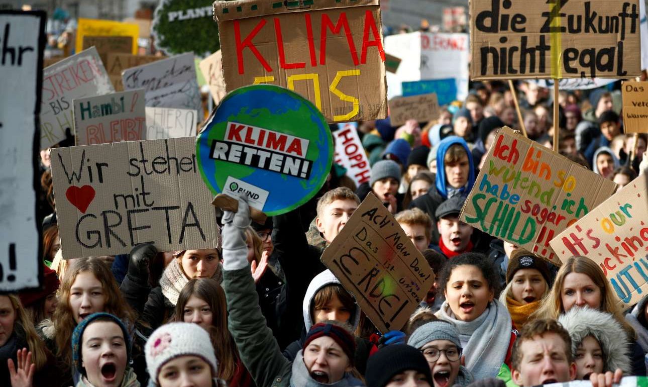 Να τιμωρούνται ή όχι οι μαθητές που διαδηλώνουν για το κλίμα;