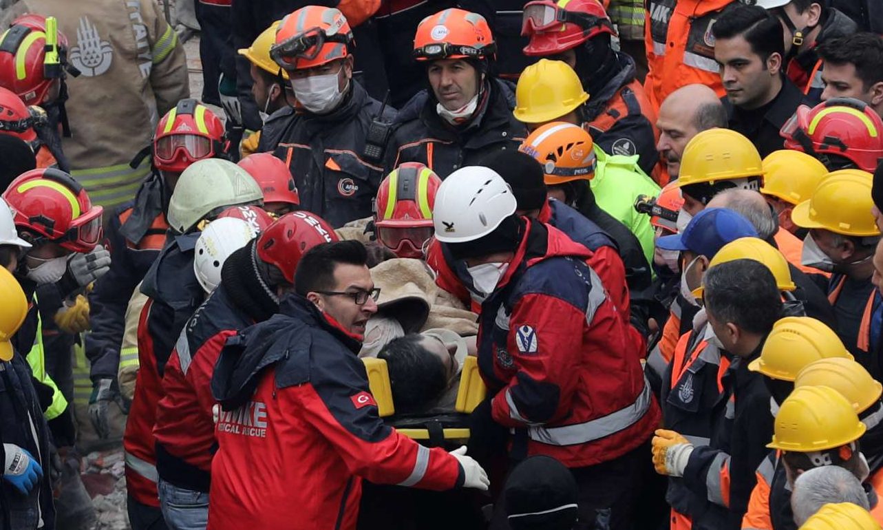 Κωνσταντινούπολη: Δεκαεξάχρονος βρέθηκε ζωντανός στα ερείπια μετά από 48 ώρες