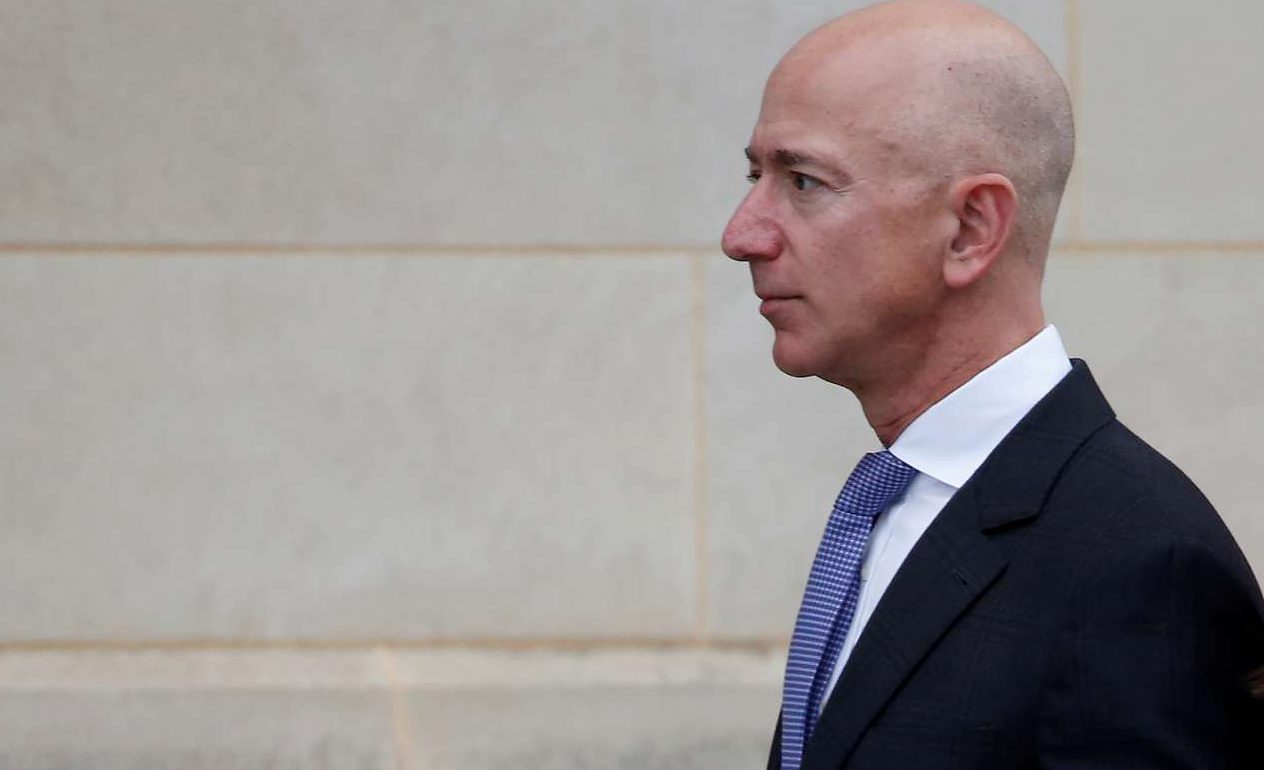 Κέρδισε την κοινή γνώμη ο Μπέζος με την αντεπίθεση στους εκβιαστές του