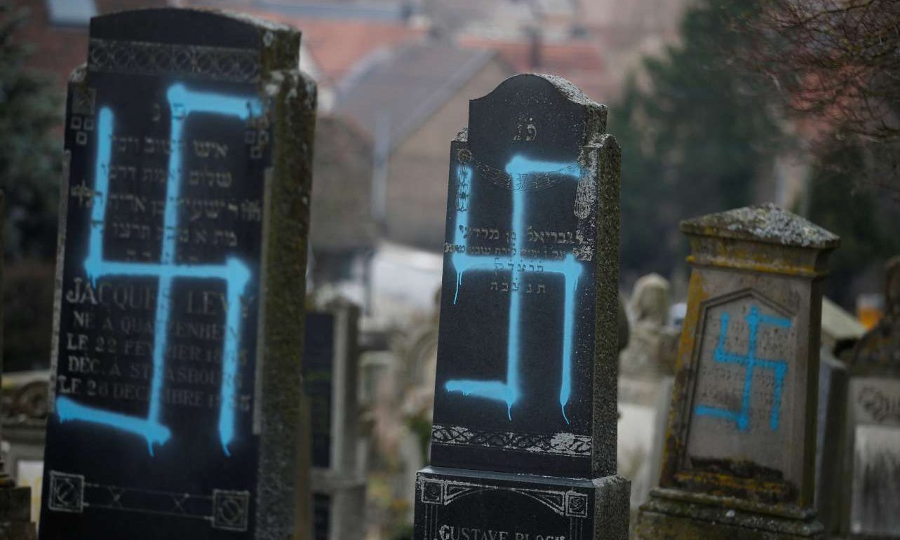 Ζωγράφισαν σβάστικες σε 80 εβραϊκούς τάφους στη Γαλλία