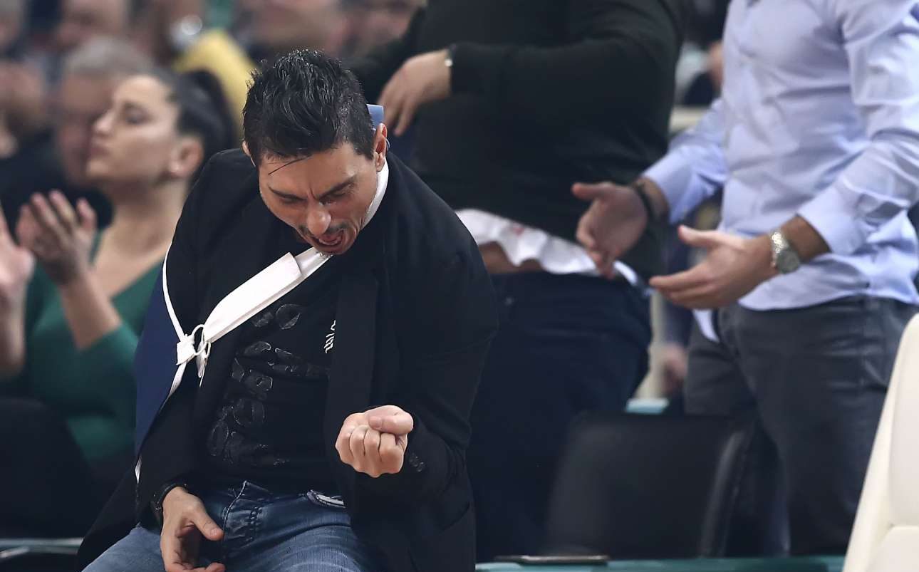 Συγγνώμη για το κόκκινο στρινγκ στον πάγκο του Ολυμπιακού ζήτησε ο Γιαννακόπουλος