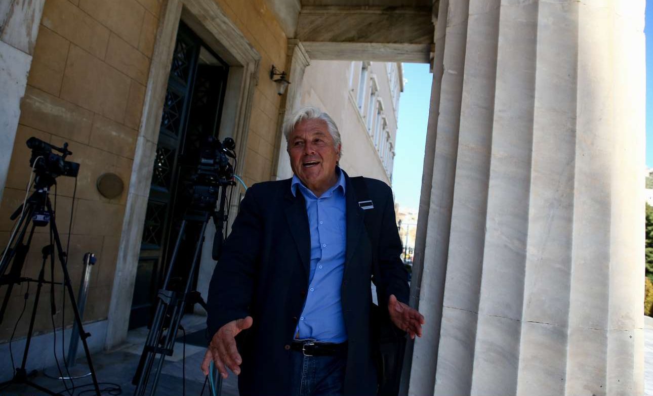 Γελοίο ή φαιδρό; Δεν παραιτήθηκε ο Παπαχριστόπουλος!