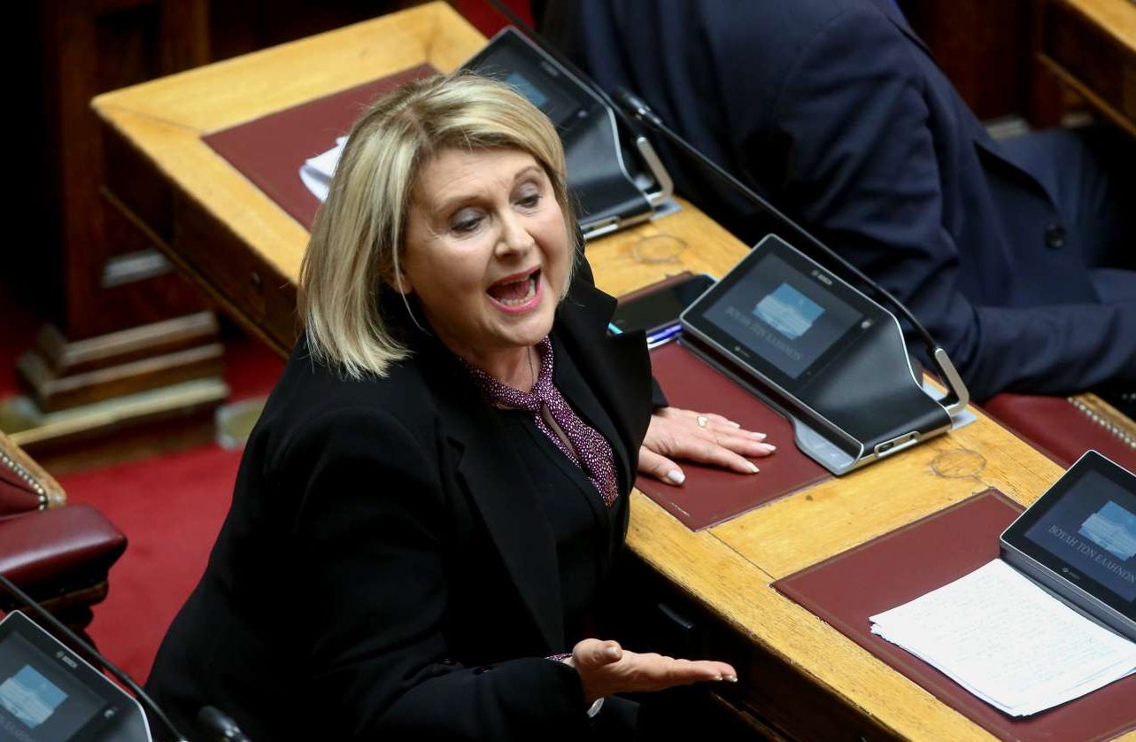 Σκηνές απείρου κάλλους με καβγά Βούλτεψη, Παπακώστα, Βάκη στη Βουλή