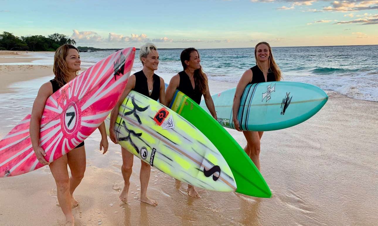 Οι γυναίκες που «δάμασαν το κύμα» της μισθολογικής ανισότητας στο σέρφινγκ