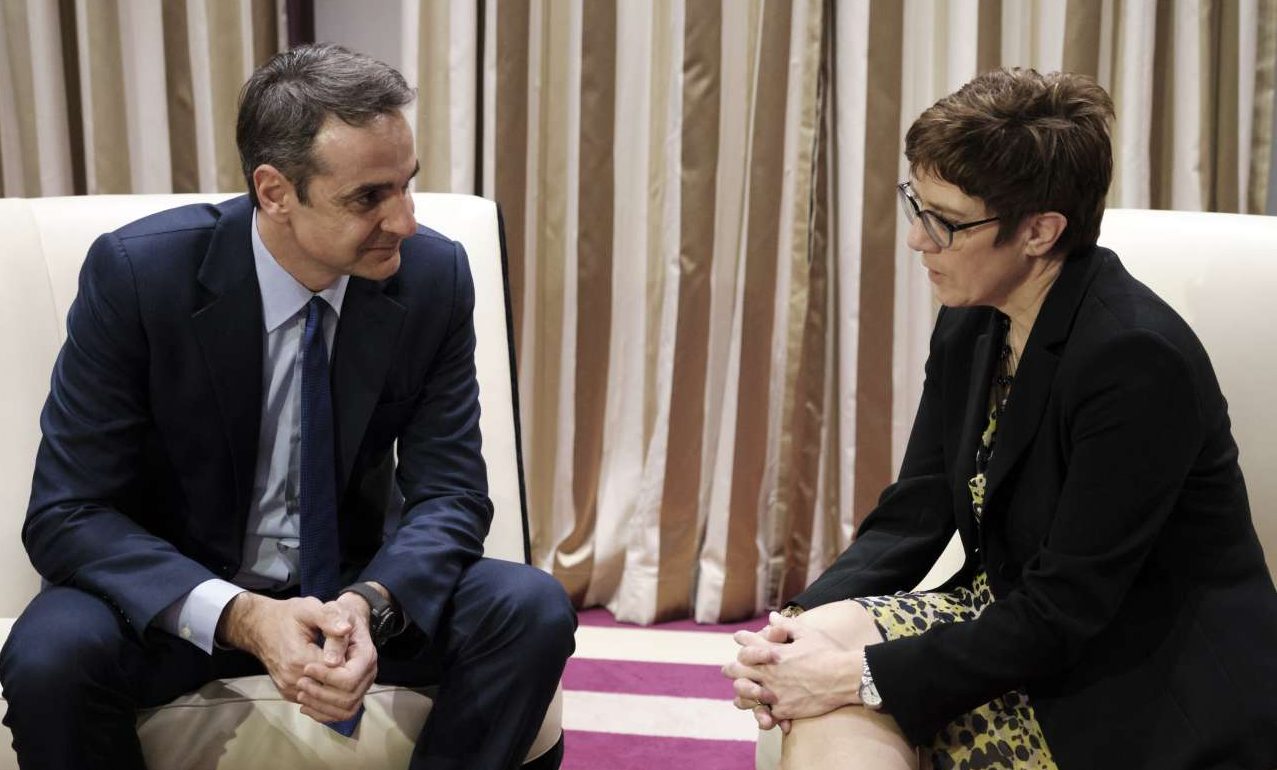 Στήριξη Μητσοτάκη από τη διάδοχο της Μέρκελ