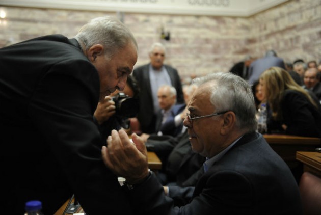 Τράπεζες: «Εμφύλιος» Δραγασάκη – Φλαμπουράρη πριν το τσουνάμι πωλήσεων κόκκινων δανείων σε funds