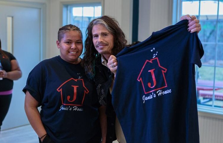 Ο Στίβεν Τάιλερ των Aerosmith εγκαινιάζει δομή για κακοποιημένες γυναίκες