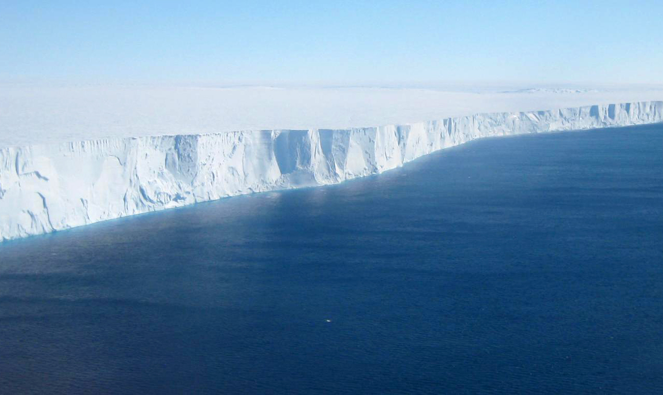 Γιγάντια τρύπα εντοπίστηκε μέσα σε παγετώνα της Ανταρκτικής