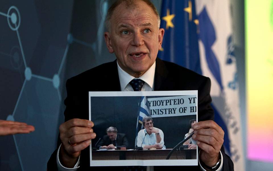 Εξαλλος ο ευρωπαίος επίτροπος Υγείας για το τσιγάρο του Πολάκη: «Είναι ντροπή»!