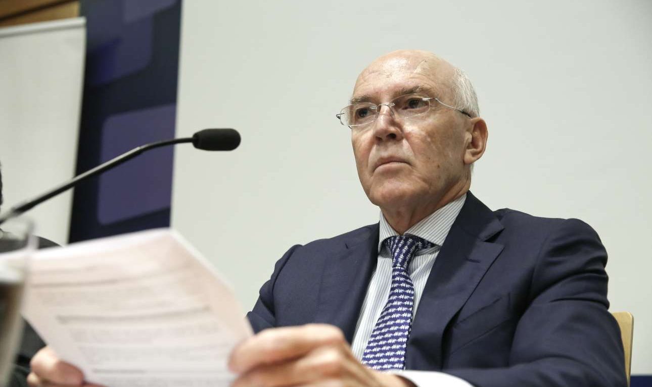 Δείχνουν την έξοδο στον Ρουμελιώτη από την Τράπεζα Αττικής