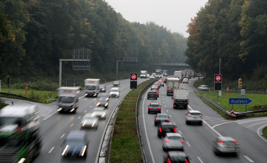 Υποχρεωτικούς «κόφτες» ταχύτητας προτείνει η ΕΕ για τα νέα αυτοκίνητα από το 2022
