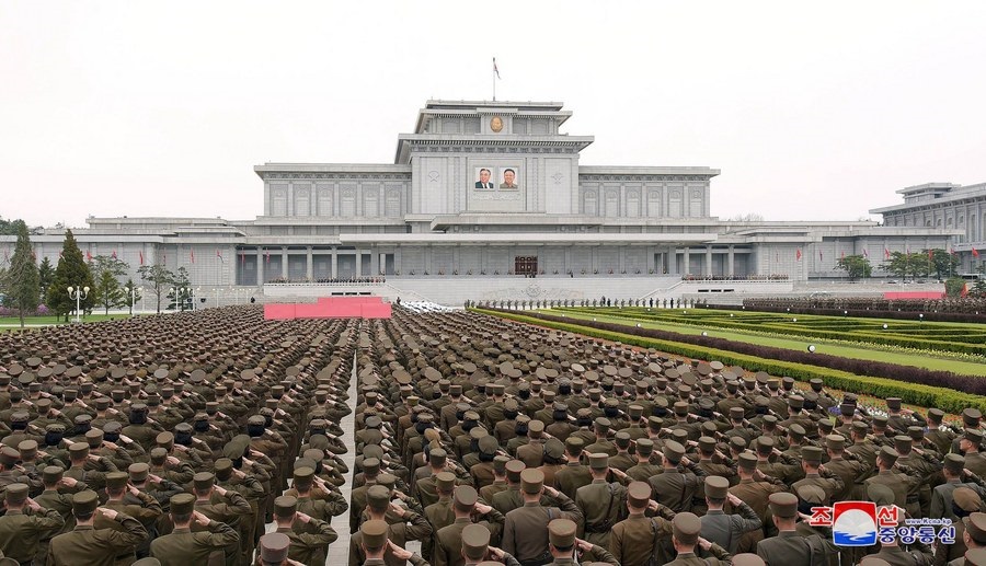 Βόρεια Κορέα: δύο μούμιες τρώνε τα λεφτά, ενώ ο λαός λιμοκτονεί…