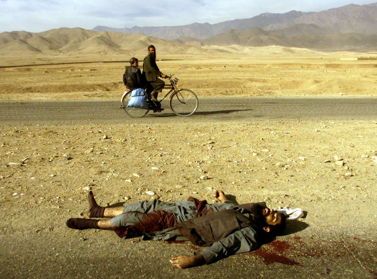 Καθημερινότητα ο θάνατος και στο Αφγανιστάν, εδώ τον Νοέμβριο του 2001 έξω από την Καμπούλ, λίγο πριν εκδιωχθούν οι Ταλιμπάν 