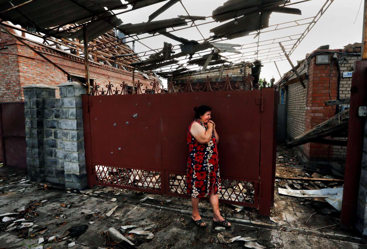 Μια γυναίκα κλαίει στα ερείπια του σπιτιού της στο Σλαβιάνσκ της Ουκρανίας, τον Μάιο του 2014