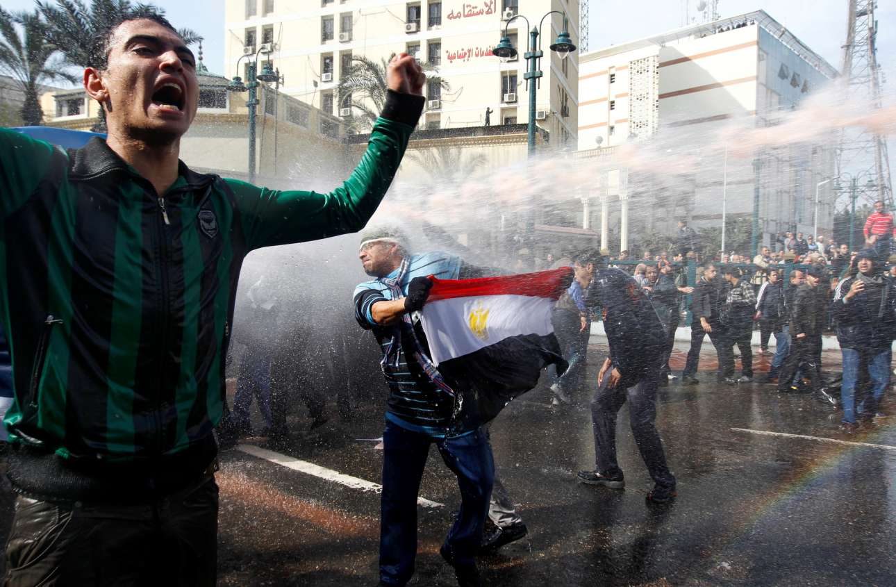 Αστυνομικοί κατά διαδηλωτών της «αραβικής άνοιξης» στην πλατεία Ταχρίρ, στο Κάιρο, στις 28 Ιανουαρίου 2011
