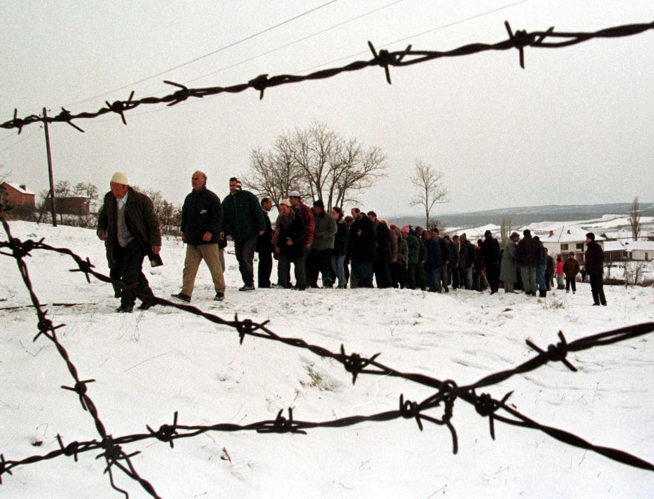 Μια προσευχή και αποχαιρετισμός για δύο Αλβανούς, θύματα των εθνοτικών συγκρούσεων στο Κόσοβο τον Ιανουάριο του 1999