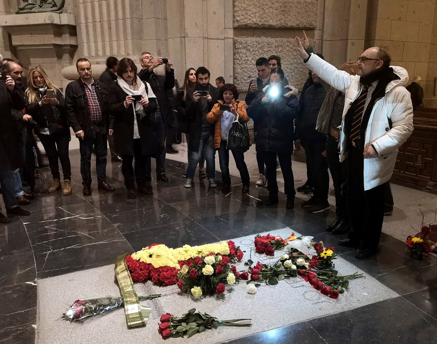 Ισπανία: Τον ενταφιασμό του Φράνκο δίπλα στη σύζυγό του αποφάσισε η κυβέρνηση