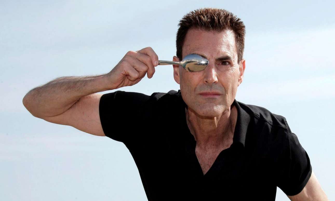 Ο Γιούρι Γκέλερ απειλεί να σταματήσει το Brexit με… τηλεπάθεια