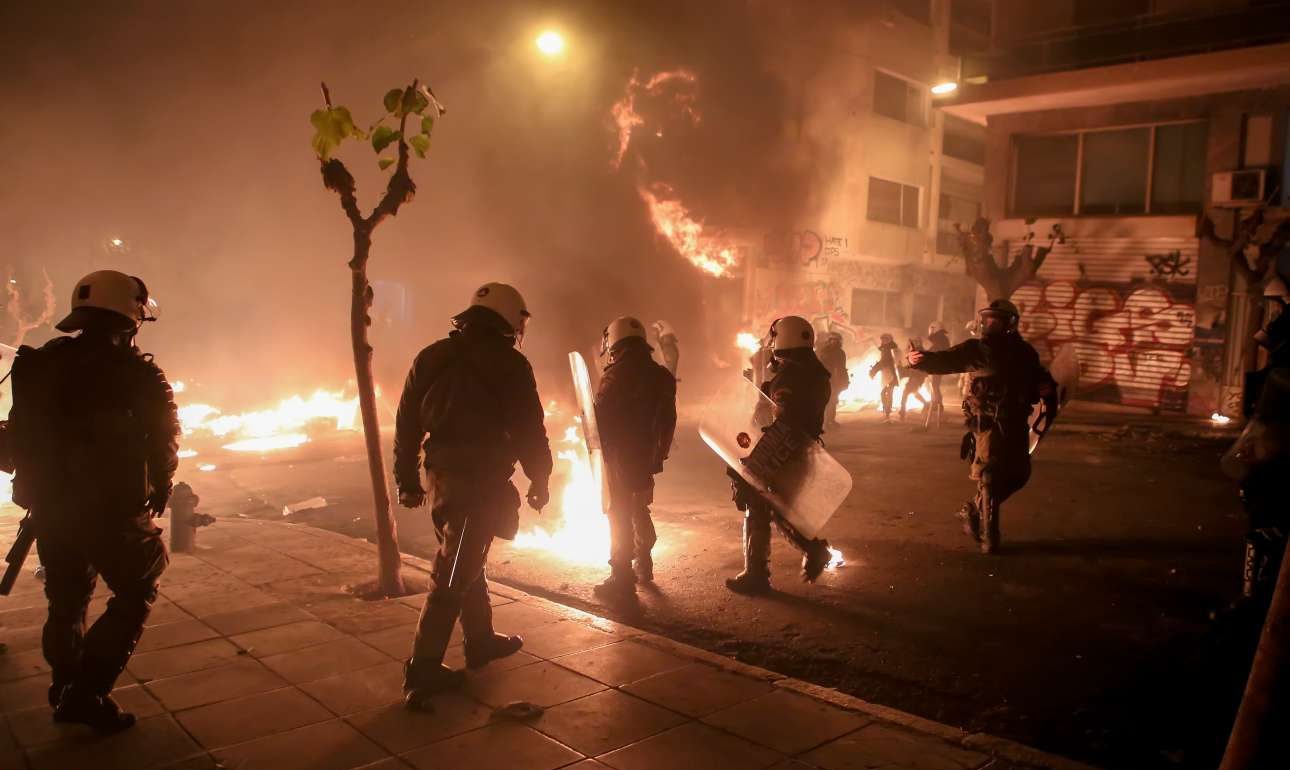 Εξάρχεια: Μπαράζ επιθέσεων με μολότοφ εναντίον των ΜΑΤ – Κάηκε αυτοκίνητο