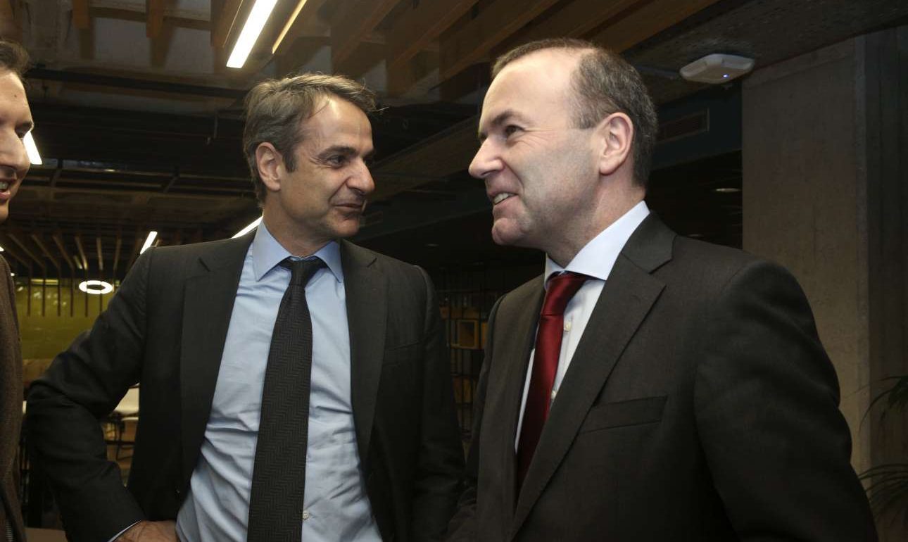 Ο Βέμπερ καλεί τον Μητσοτάκη να…. κόψει τη γραβάτα του