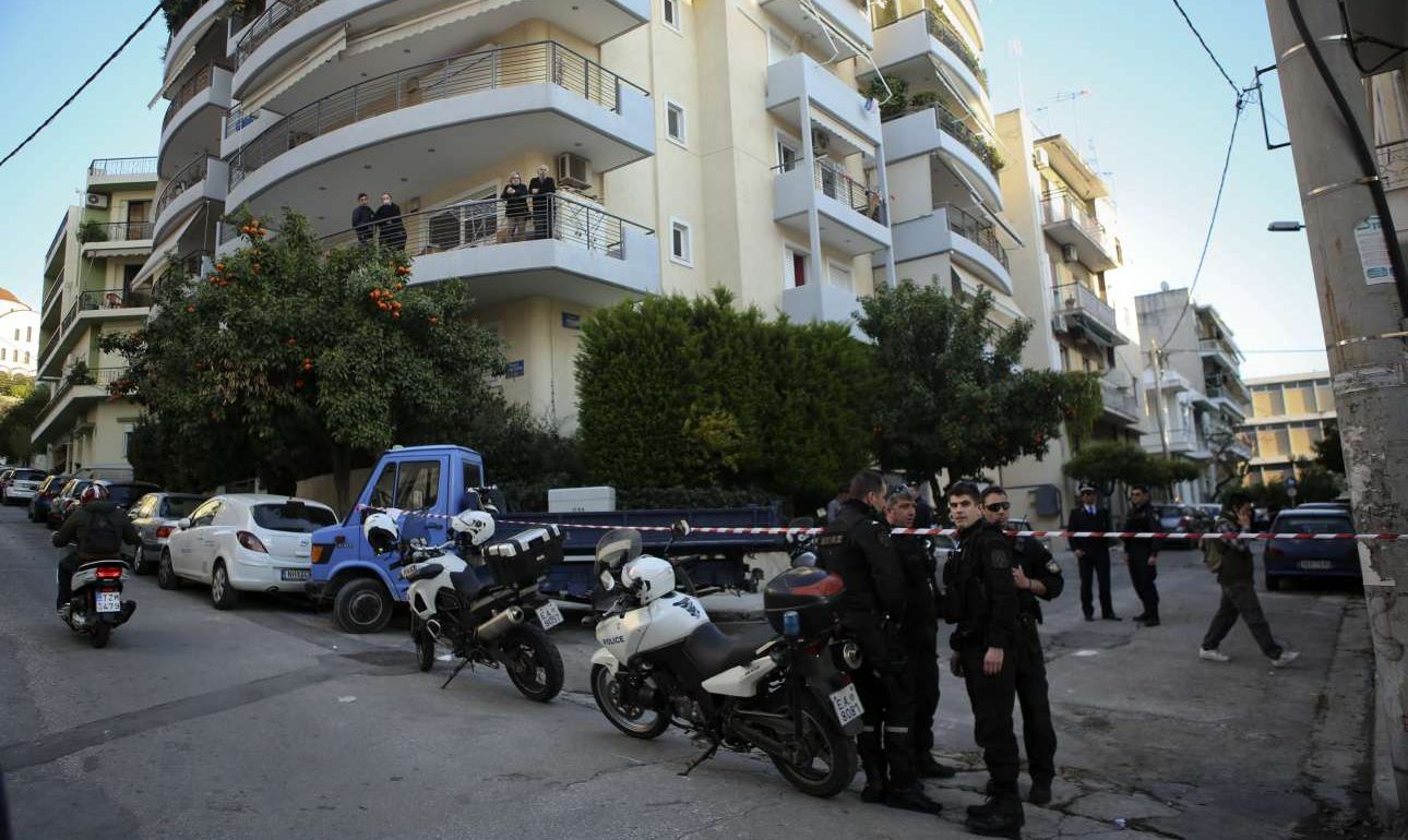 Φρίκη στον Νέο Κόσμο: Μητέρα πέταξε το παιδί της από το μπαλκόνι και πήδηξε στο κενό