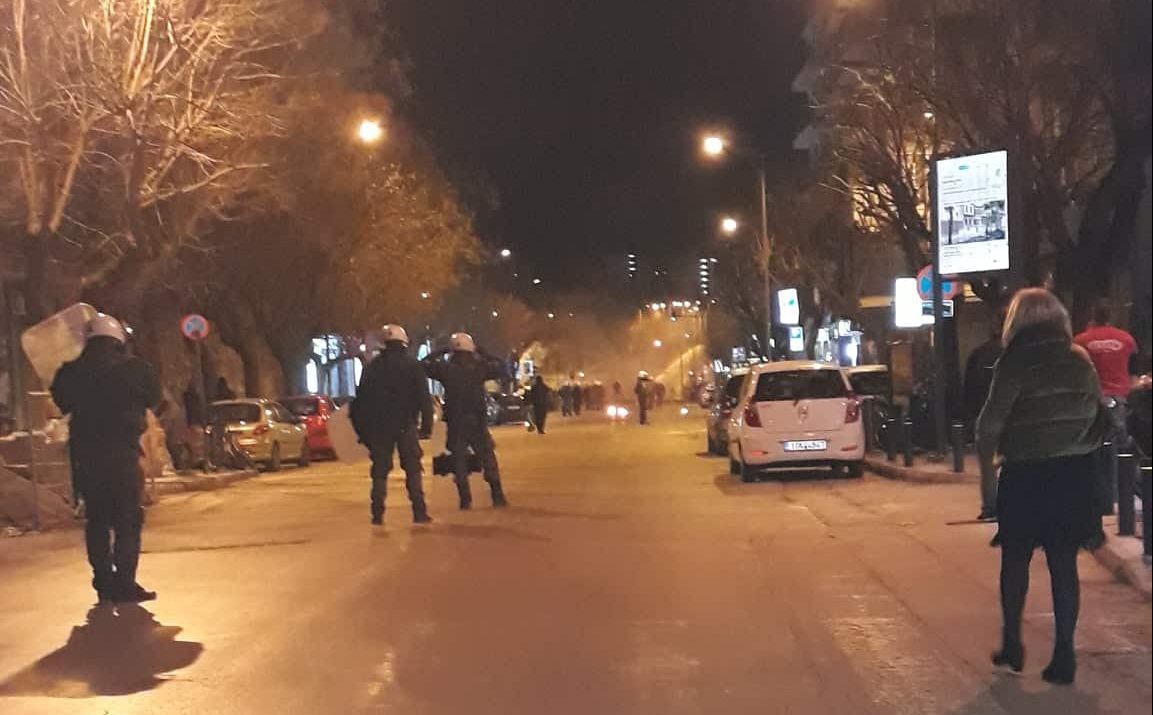 Μπαράζ επιθέσεων κουκουλοφόρων με μαχαίρια και μολότοφ, αλλά η αστυνομία απούσα