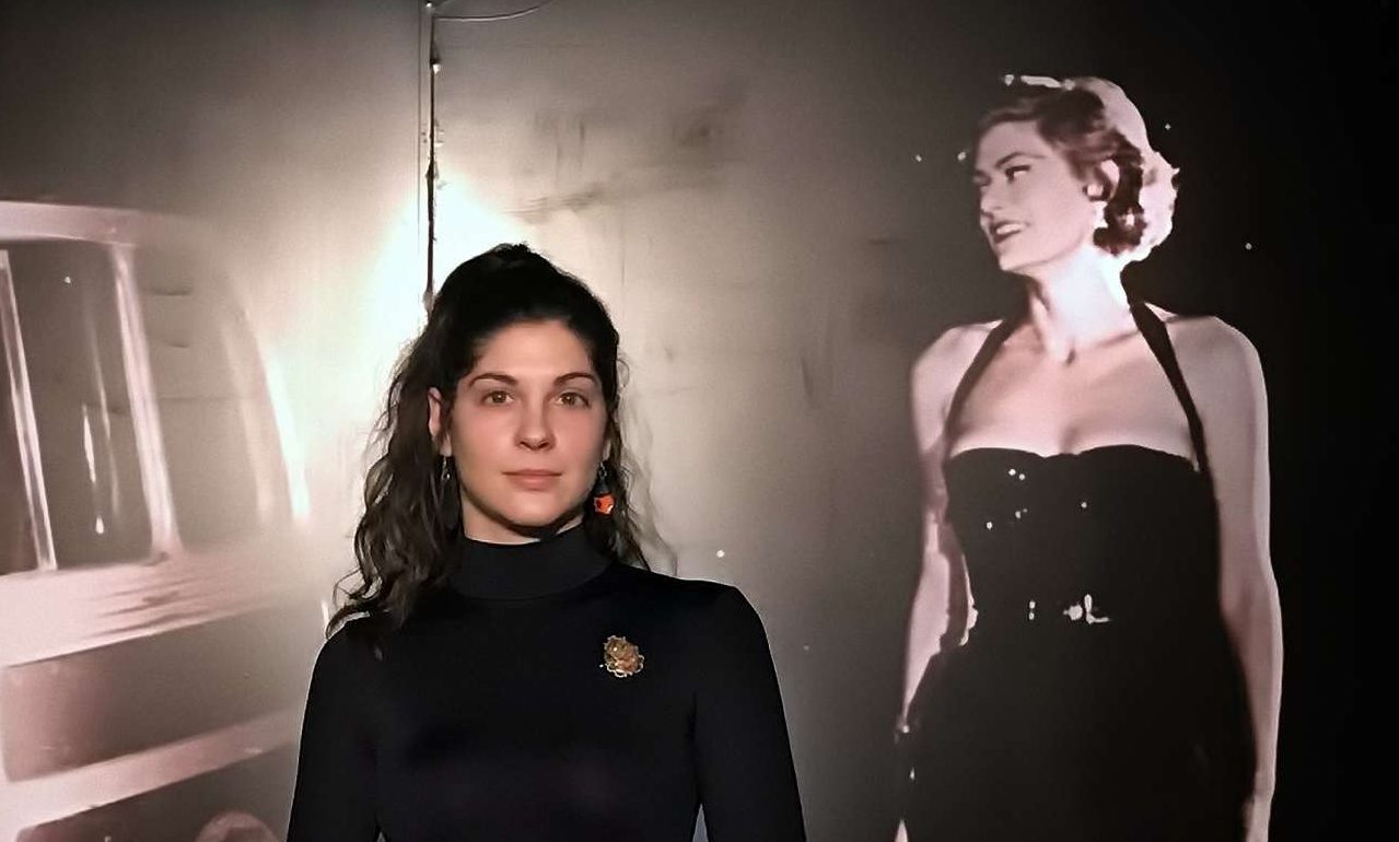 Ηρώ Μπέζου, μία ήρεμη δύναμη με την καρφίτσα της Μελίνας