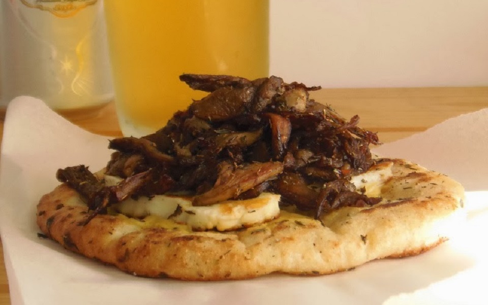 Χορτοφαγικό σουβλάκι με γύρο από μανιτάρια και χαλούμι