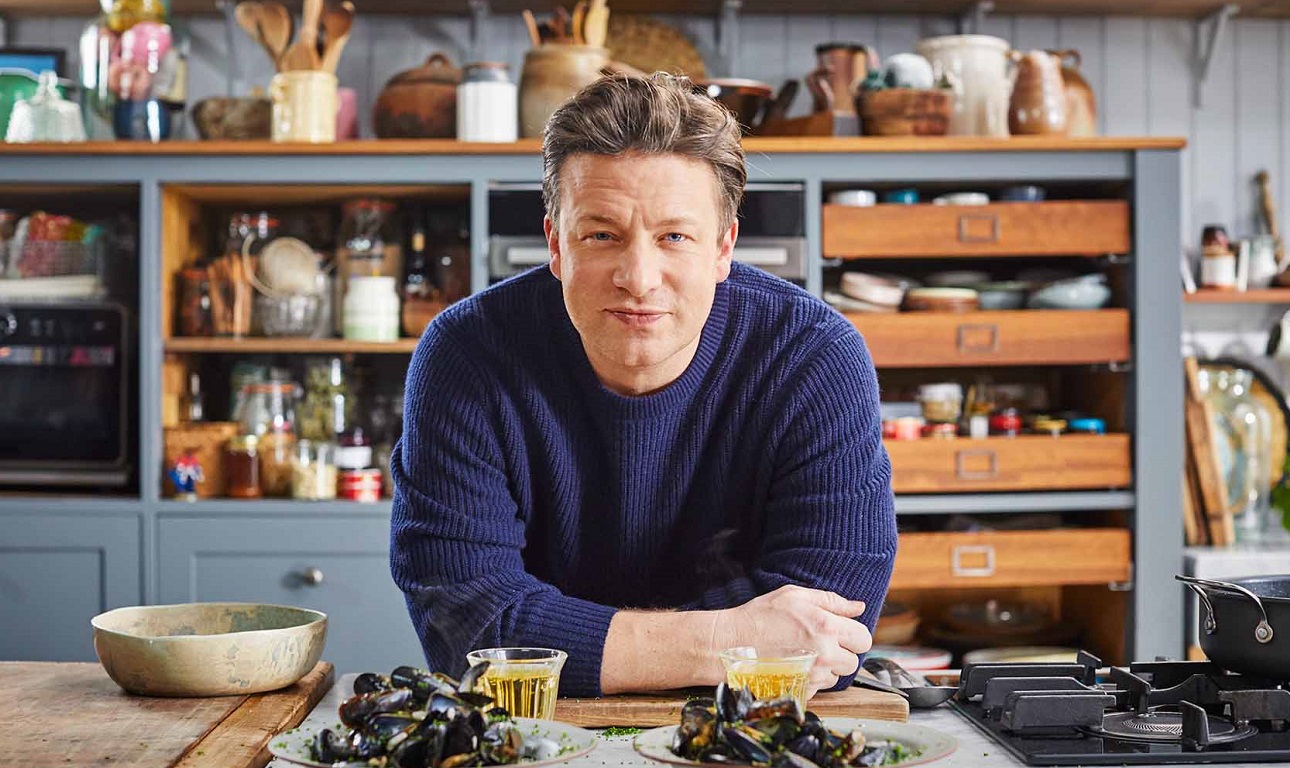 Μαγειρεύοντας με το smartphone στο χέρι