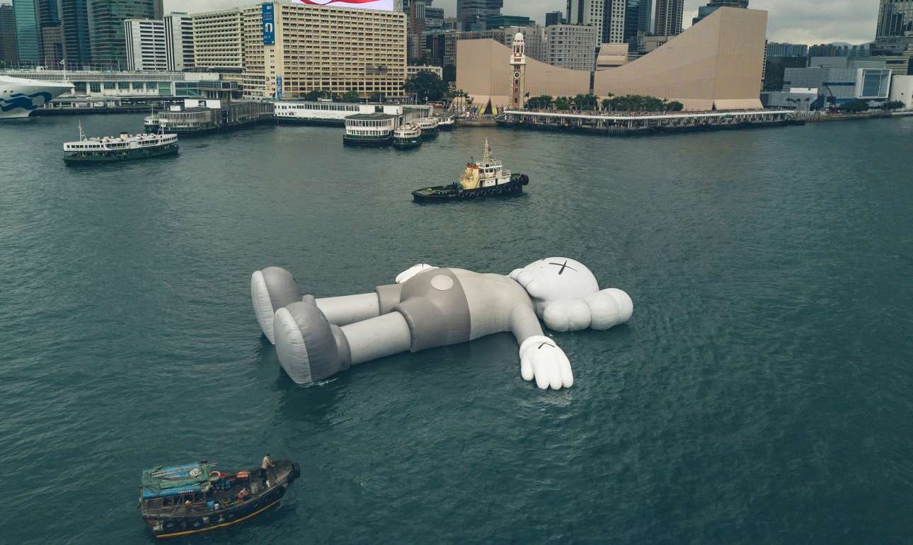 Ενας τεράστιος, φουσκωτός Μίκι Μάους επιπλέει στο λιμάνι του Χονγκ Κονγκ