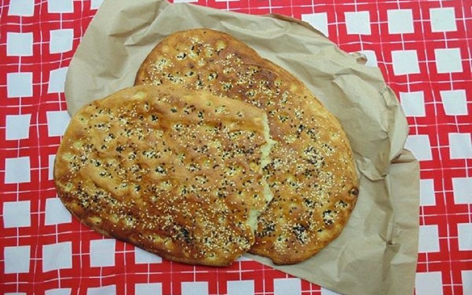 Λαγάνα με μπαχαρικά και ταχίνι