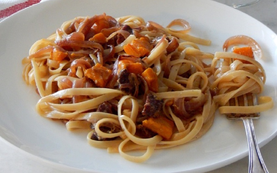 Λιγκουίνι με καραμελωμένα κρεμμύδια, κολοκύθα και σουτζούκι