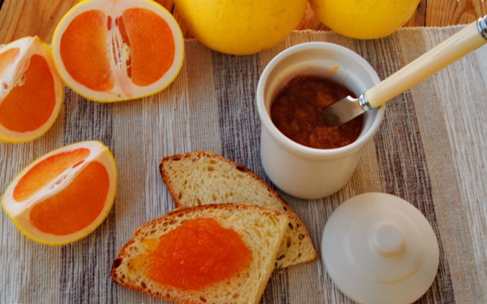 Μαρμελάδα γκρέιπφρουτ για πολλές επαλείψεις