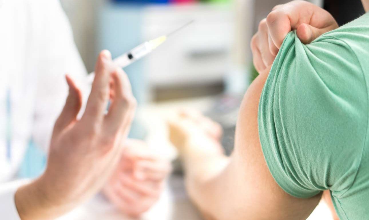 Guardian: H Amazon χρηματοδοτεί το κίνημα κατά του εμβολιασμού