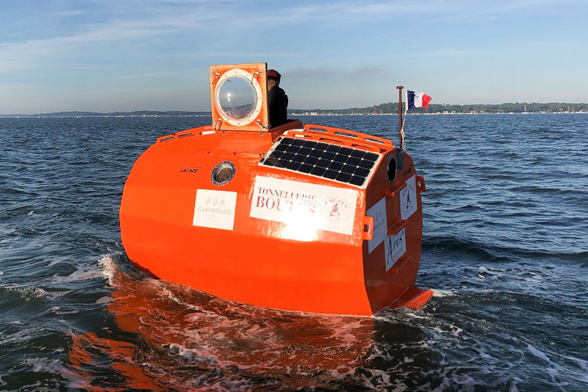 Ενας 72χρονος Γάλλος συνεχίζει να διαπλέει τον Ατλαντικό μέσα σε ένα βαρέλι