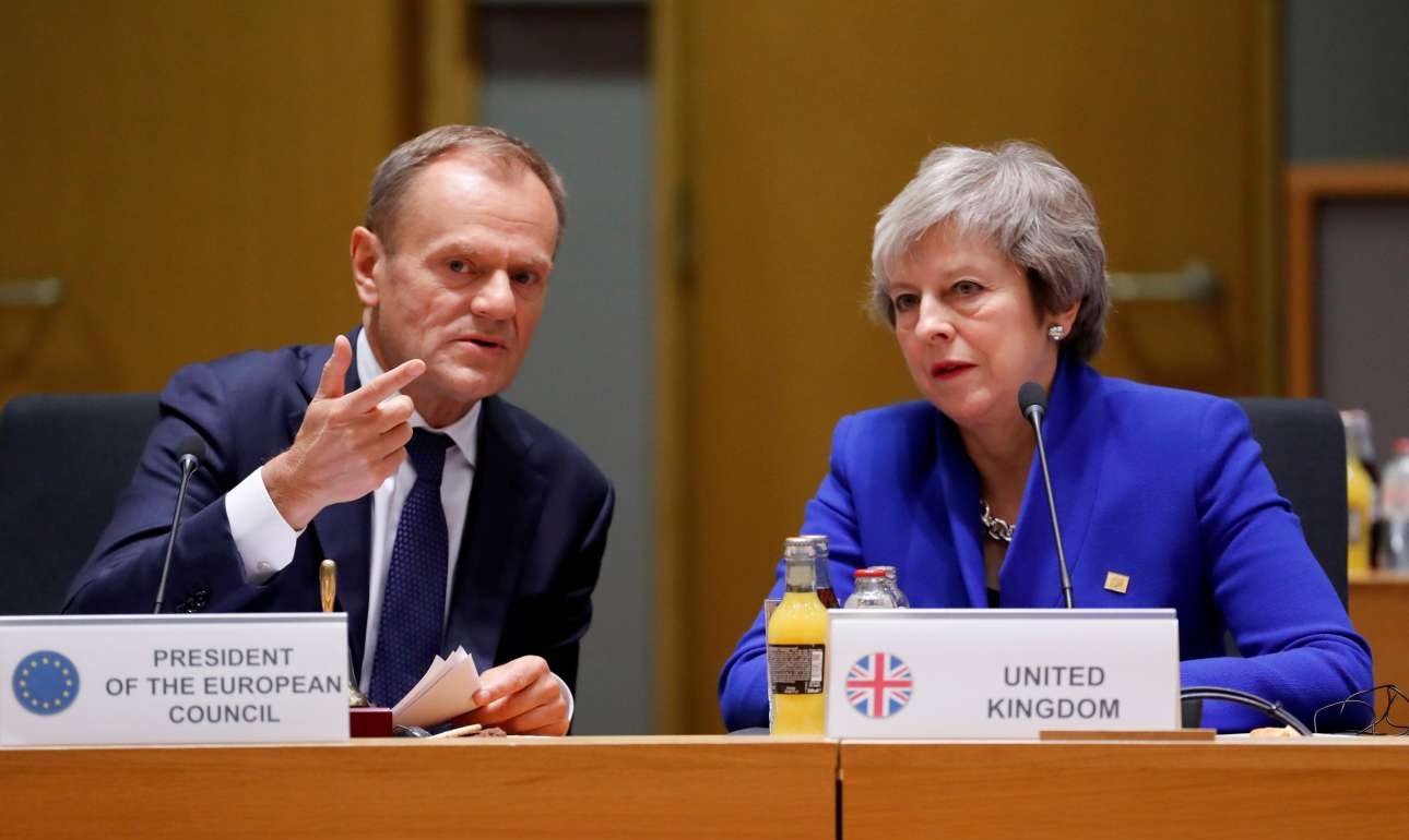 Ευέλικτη παράταση 12 μηνών προσφέρει ο Τουσκ, έξοδο ως τις 30 Ιουνίου ζητεί η Μέι