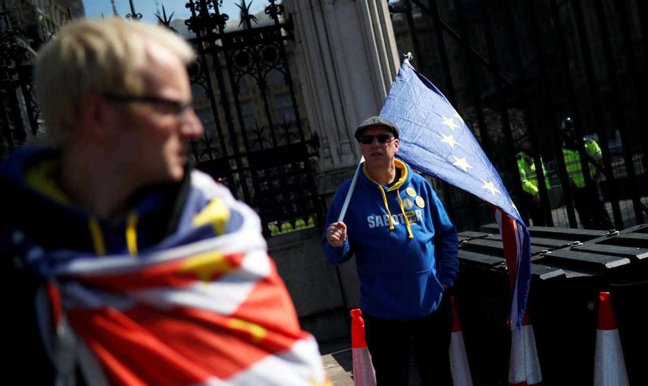 Οι βουλευτές απέρριψαν (ξανά) εναλλακτικές στο Brexit, η Μέι θέλει και τέταρτη ψηφοφορία