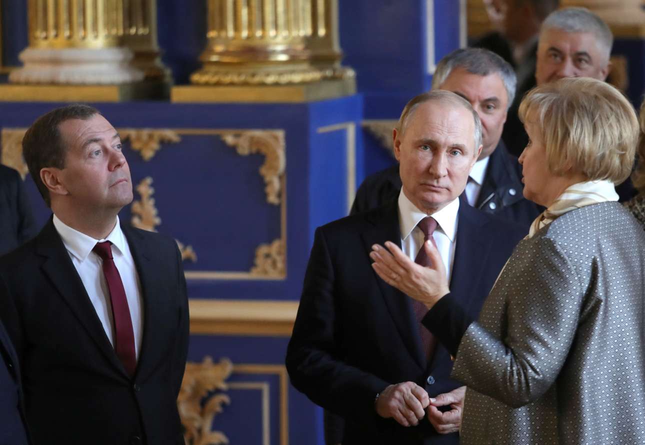 Ο Πούτιν έκοψε τον μισθό του για να μην «αποκεφαλίσει» τον Μεντβέντεφ!