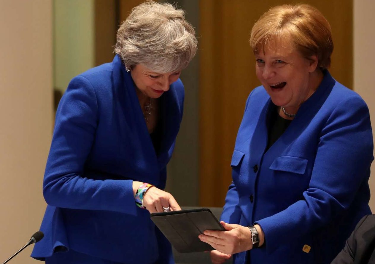 Οι… δίδυμες αδελφές Μέρκελ και Μέι με ολόιδιο μπλε ρουαγιάλ σακάκι