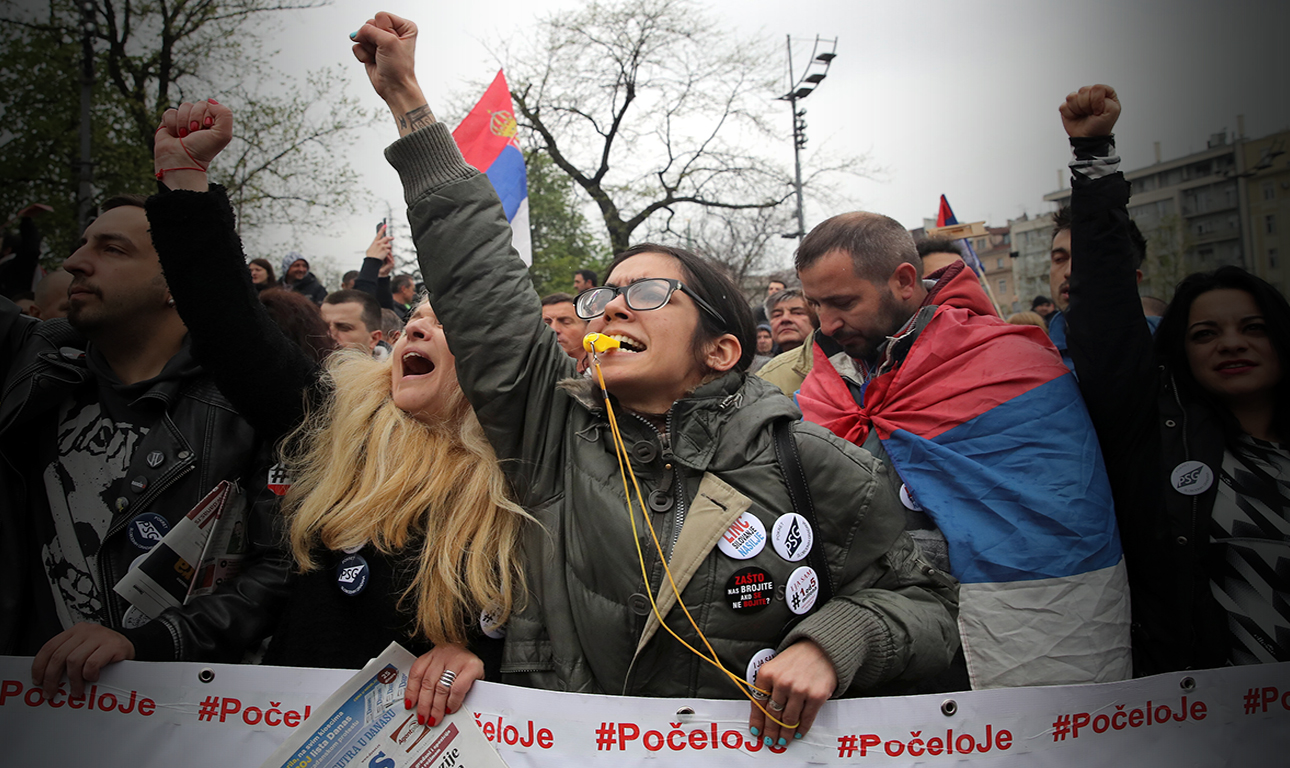Χιλιάδες Σέρβοι απαιτούν ελεύθερες εκλογές και ελεύθερο Τύπο