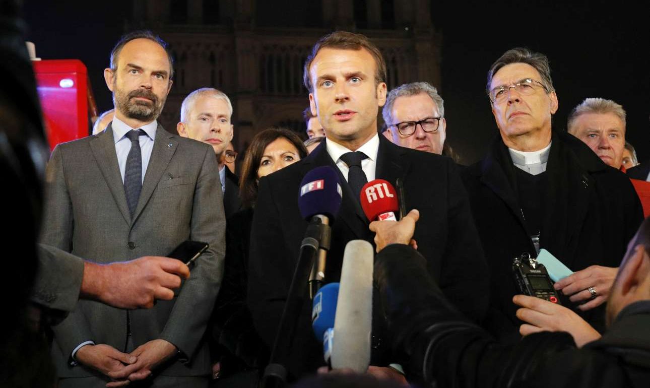 Υπόσχεση Μακρόν πάνω από τις στάχτες: «Μαζί θα ξαναχτίσουμε τη Νοτρ Νταμ»