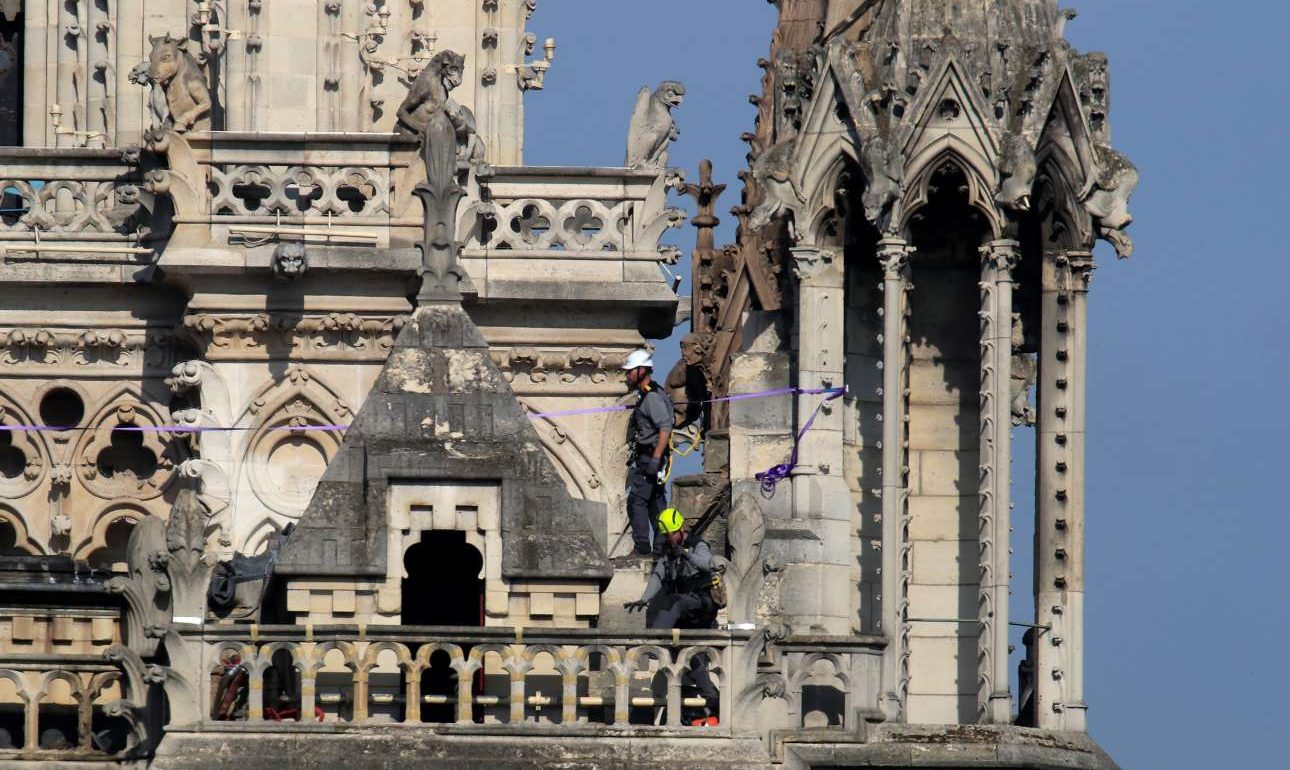 Παραλήρημα ακροδεξιών και εθνικιστών μετά την πυρκαγιά στη Νοτρ Νταμ