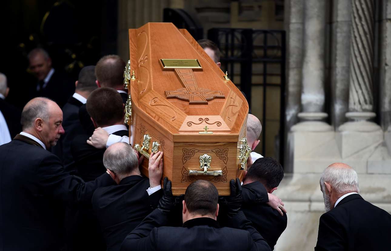 Μπέλφαστ: Θρήνος στην κηδεία της Λάιρα ΜακΚί