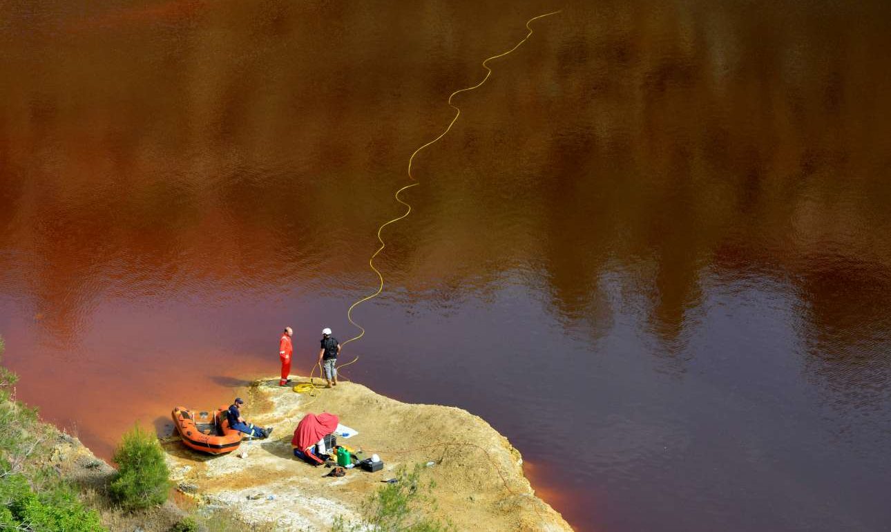 Φρίκη στην Κύπρο: Βαλίτσα με πτώμα γυναίκας εντοπίστηκε στην Κόκκινη Λίμνη
